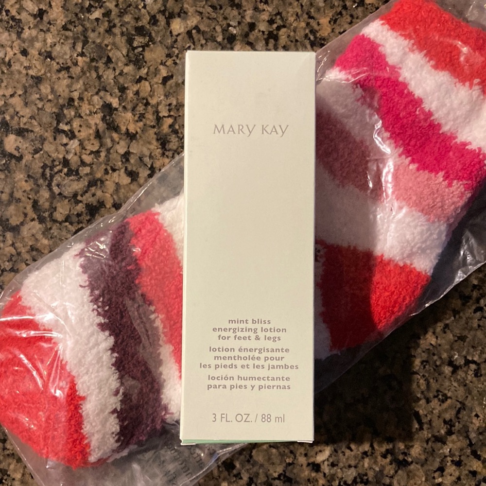 Mary Kay mint bliss energizing lotion with socks